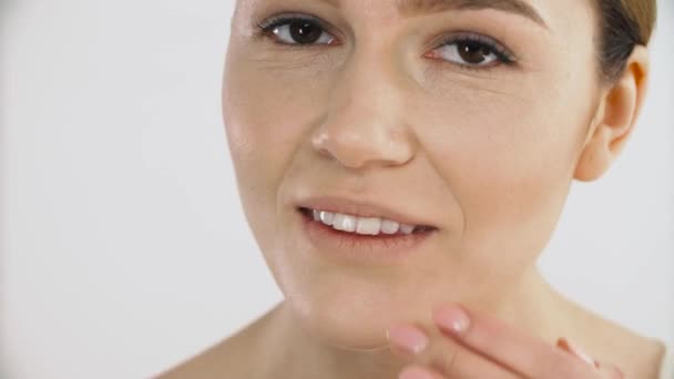 Soins Peau Mature Modèle Féminin Sain Touchant Peau Faciale Avec — Video