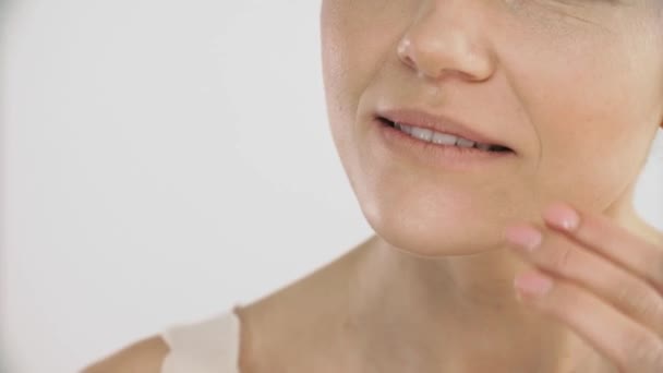 Skönhetsbehandling Närbild Vacker Kvinna Med Naturliga Ansikte Makeup Röra Färska — Stockvideo