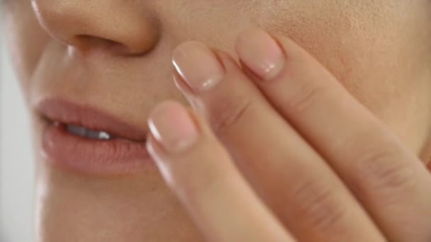 Tratamiento Belleza Primer Plano Mujer Hermosa Con Maquillaje Natural Cara — Vídeo de stock