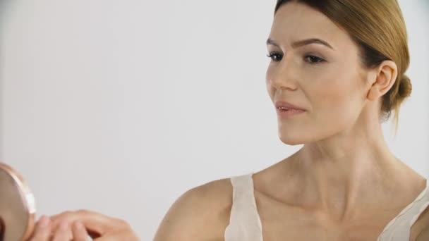 Soins Peau Visage Portrait Belle Femme Bonne Santé Avec Miroir — Video