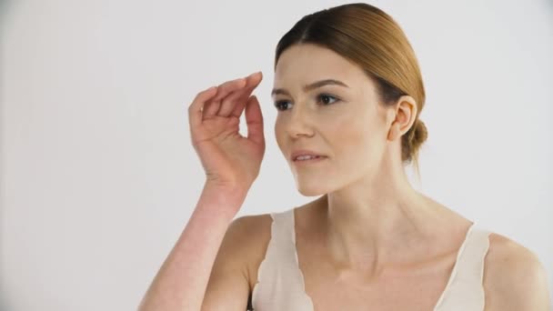 Cosmetología Primer Plano Mujer Madura Acariciando Suave Piel Suave Facial — Vídeo de stock