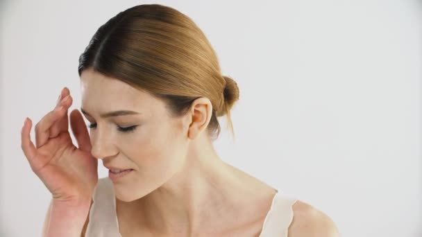 Tratamiento Cosmético Retrato Mujer Atractiva Con Maquillaje Natural Que Toca — Vídeos de Stock