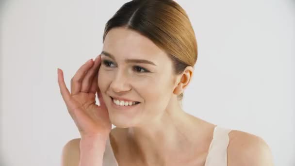 Cuidado Facial Primer Plano Hermosa Mujer Madura Tocando Cara Sonriendo — Vídeos de Stock