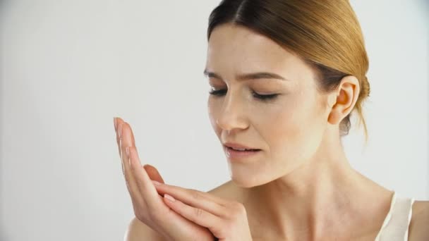 Piel Saludable Retrato Mujer Madura Con Maquillaje Natural Juntando Las — Vídeo de stock