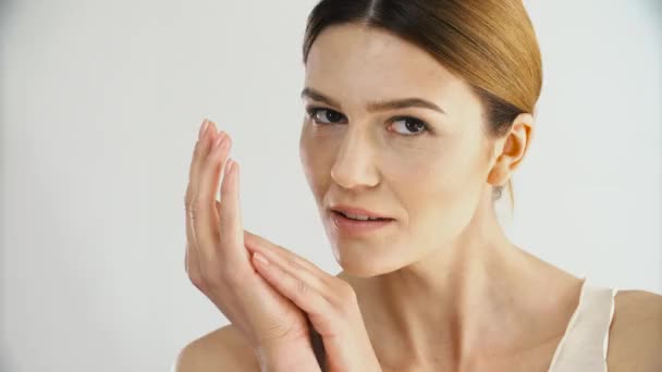 Piel Saludable Retrato Mujer Madura Con Maquillaje Natural Juntando Las — Vídeos de Stock