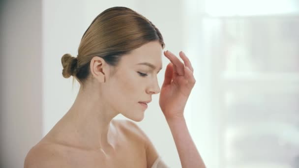 Cosmétologie Portrait Belle Femme Mature Massant Peau Fraîche Saine Visage — Video