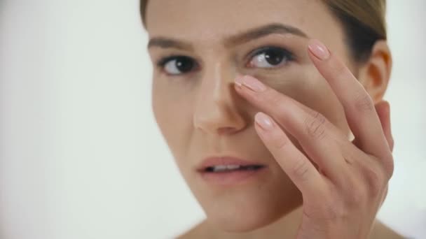 Gesichtsschönheit Nahaufnahme Einer Frau Mittleren Alters Die Frische Gesunde Haut — Stockvideo