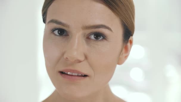 Beauté Faciale Gros Plan Femme Moyen Âge Massant Une Peau — Video