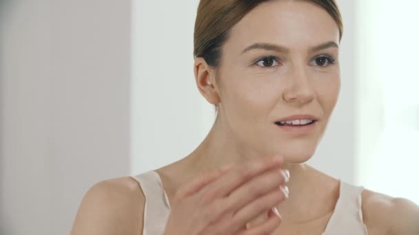 Piękno Zbliżenie Woman Piękne Female Stosowania Stripe Liquid Foundation Świeżą — Wideo stockowe