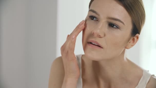 Soins Peau Portrait Belle Femme Bonne Santé Mettant Crème Hydratante — Video