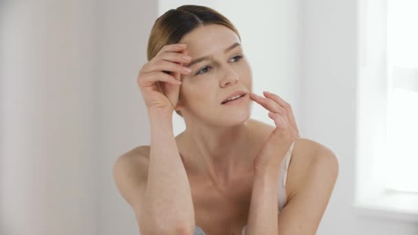 Soins Peau Portrait Belle Femme Bonne Santé Mettant Crème Hydratante — Video