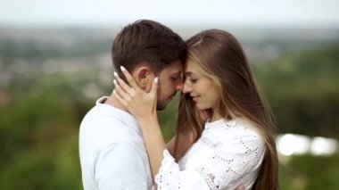 Romantik Çift. Erkek ve kadın doğada öpüşme. Güzel mutlu gençlerin portresi, kucaklayan ve zevk yaz saati birlikte dışarıda eğleniyor öp. Romantik ilişki.