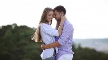 Romantik Çift. Erkek ve kadın doğada öpüşme. Güzel mutlu gençlerin portresi, kucaklayan ve zevk yaz saati birlikte dışarıda eğleniyor öp. Romantik ilişki.