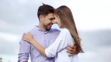 Çift doğada. Romantik Aşıklar birbirlerine açık havada kucaklayan. Mutlu kadın ve sarılma ve sempati açık havada romantik tarihte duygu yakışıklı delikanlı. İlişki