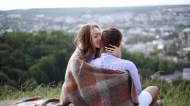 Çift doğada. Romantik Aşıklar birbirlerine açık havada kucaklayan. Mutlu kadın ve sarılma ve sempati açık havada romantik tarihte duygu yakışıklı delikanlı. İlişki