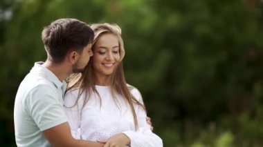 Çift. Adam güzel kadını doğada öperken. Romantik genç aşıklar birbirlerine kucaklayan, yaz mekanlarda rahatlatıcı. Romantik ilişki.