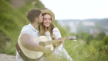 Seviyorum. Romantik Çift açık havada eğleniyor. Doğada yaz tatilde birlikte vakit sevgi dolu insanlar. Gülümseyen ve birbirlerine zevk gitar ile güzel mutlu insanlar. İlişki.