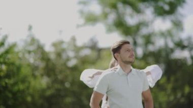 Güzel çift doğada eğleniyor. Gülümseyen kadın sırtında taşıyan, zaman birlikte açık havada harcayan yakışıklı mutlu bir adam portresi. Aşk ve romantik ilişkiler.