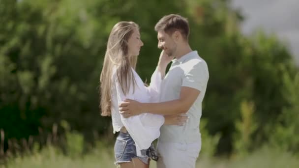 Hermosa Pareja Enamorada Abrazándose Naturaleza Retrato Una Mujer Feliz Joven — Vídeo de stock