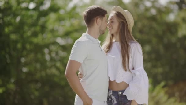 Nádherný Pár Lásce Všeobjímající Přírodě Portrét Šťastná Žena Pohledný Mladý — Stock video