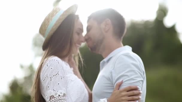Casal Romântico Homem Mulher Beijando Natureza Retrato Belos Jovens Felizes — Vídeo de Stock