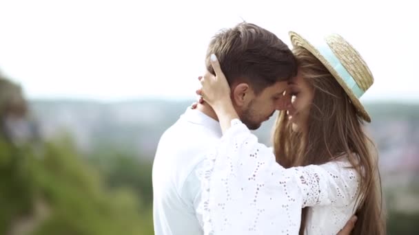 Romantisches Paar Mann Und Frau Küssen Sich Der Natur Porträt — Stockvideo