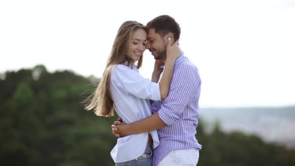 浪漫情侣 男人和女人在自然界接吻 美丽快乐的年轻人的肖像亲吻对方 有乐趣 拥抱和享受夏季时间一起在户外 浪漫关系 — 图库视频影像