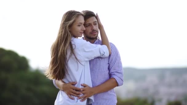 情侣在自然 浪漫的人在爱中拥抱着彼此的户外 快乐的女人和英俊的年轻男子拥抱和同情在浪漫的日期在户外 — 图库视频影像