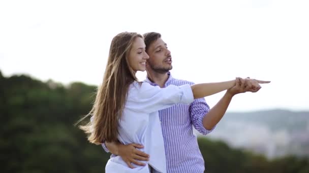 Hermosa Pareja Joven Enamorada Aire Libre Hombre Joven Feliz Mujer — Vídeos de Stock