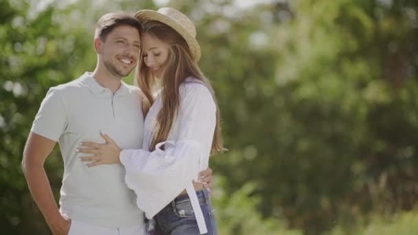 Hermosa Pareja Enamorada Abrazándose Naturaleza Retrato Una Mujer Feliz Joven — Vídeo de stock