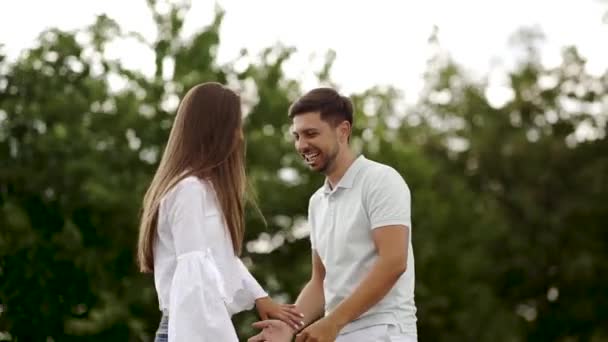 Casal Feliz Romântico Divertindo Dançando Livre Natureza Belos Jovens Sorridentes — Vídeo de Stock