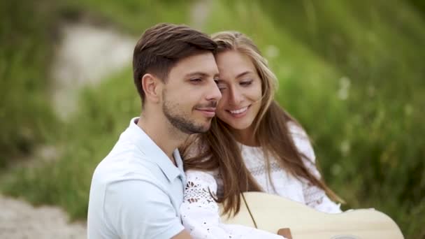 Seviyorum Romantik Çift Açık Havada Eğleniyor Doğada Yaz Tatilde Birlikte — Stok video