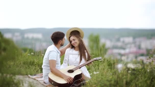 Seviyorum Romantik Çift Açık Havada Eğleniyor Doğada Yaz Tatilde Birlikte — Stok video