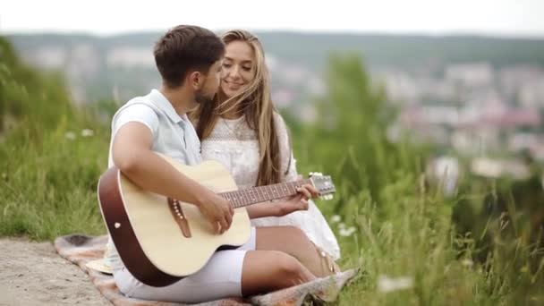 Güzel Çift Romantik Tarih Birlikte Vakit Doğada Aşık Sırasında Müzik — Stok video