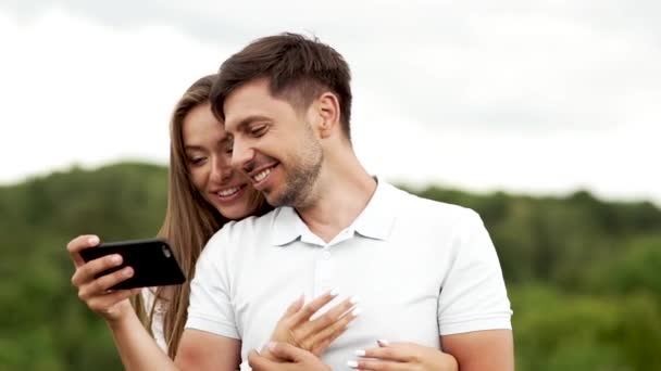 Casal Apaixonado Homem Mulher Olhar Para Telefone Natureza Pessoas Sorridentes — Vídeo de Stock