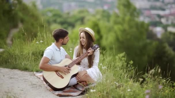 Hermosa Pareja Enamorada Naturaleza Fecha Romántica Pasar Tiempo Juntos Guapo — Vídeos de Stock