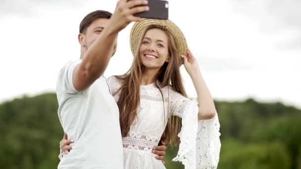 Casal Feliz Romântico Amor Tirando Fotos Telefone Natureza Retrato Jovem — Vídeo de Stock