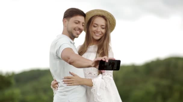 Casal Feliz Romântico Amor Tirando Fotos Telefone Natureza Retrato Jovem — Vídeo de Stock