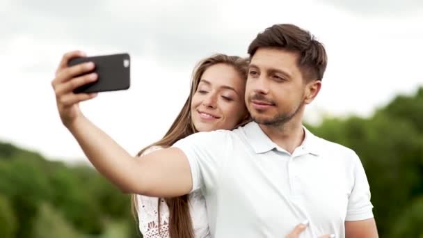 Casal Feliz Romântico Amor Tirando Fotos Telefone Natureza Retrato Jovem — Vídeo de Stock