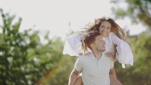 Vackra Par Kul Naturen Porträtt Stilig Lycklig Man Transporterar Leende — Stockvideo