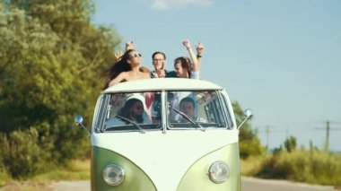 Yaz seyahat. Yolculuğa mı çıkıyorsun, eğleniyor mutlu arkadaşlar. Retro otobüste seyahat, tatil yaz zevk güzel kadın ve erkekler gülümseyen. Dostluk kavramı.