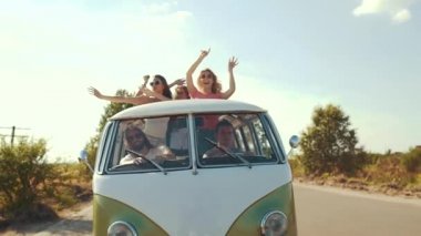 Yaz seyahat. Yolculuğa mı çıkıyorsun, eğleniyor mutlu arkadaşlar. Retro otobüste seyahat, tatil yaz zevk güzel kadın ve erkekler gülümseyen. Dostluk kavramı.