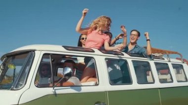 Yaz seyahat. Yolculuğa mı çıkıyorsun, eğleniyor mutlu arkadaşlar. Retro otobüste seyahat, tatil yaz zevk güzel kadın ve erkekler gülümseyen. Dostluk kavramı.