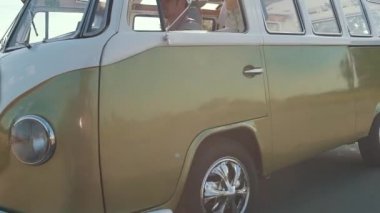 Araba ile seyahat, yaz aylarında eğleniyor mutlu arkadaşlar. Dans ve açık araba çatı ile Retro otobüste seyahat yaparken gülüyor güzel kadın ve erkekler gülümseyen.