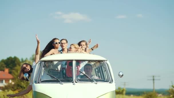 Летнее Путешествие Счастливые Друзья Отправляются Путешествие Веселятся Улыбающиеся Молодые Мужчины — стоковое видео
