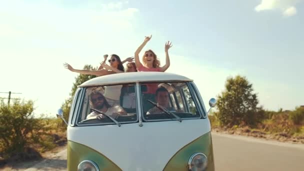 夏天旅行 快乐的朋友去旅行 玩得开心 微笑的年轻男人和美丽的女人旅行在复古巴士 享受夏季度假 友情概念 — 图库视频影像