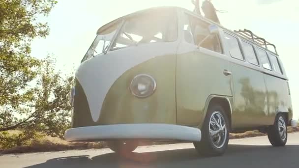在车上的朋友在露天的屋顶玩得开心 愉快的微笑的年轻人跳舞在复古公共汽车与开放汽车屋顶在夏天天 — 图库视频影像