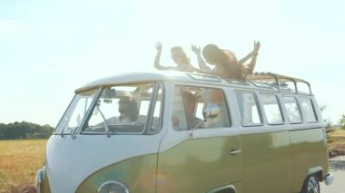 Seyahat. Arkadaşlar araba açık çatı eğleniyor. Retro otobüs ile dans mutlu gülümseyen genç insanlar araba çatı yaz gününde açın..