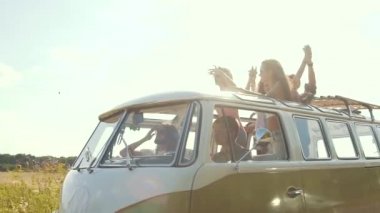 Seyahat. Arkadaşlar araba açık çatı eğleniyor. Retro otobüs ile dans mutlu gülümseyen genç insanlar araba çatı yaz gününde açın..