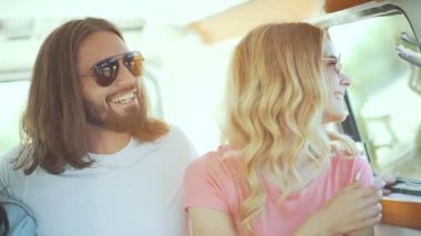 Arkadaşlar arabaya yaz aylarında seyahat, eğleniyor. Yaz seyahat zevk mutlu gülümseyen genç arkadaşlar. Yakışıklı ve güzel kadının Retro otobüs ve yaz tatili.